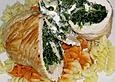 Puten - Spinat - Rouladen mit Schafsk&auml;se, Tomatensauce und Nudeln