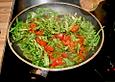 Pasta mit Huhn, sahnig - frischer Tomatensauce und Rucola