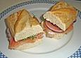 Br&ouml;tchen, Baguette oder Bagel mit R&auml;ucherlachs und Frischk&auml;se