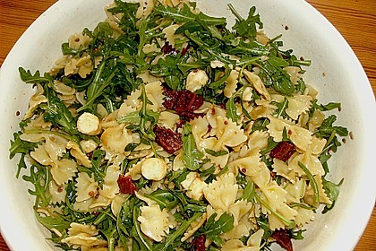 Nudelsalat mit Rucola, Tomate und Mozzarella