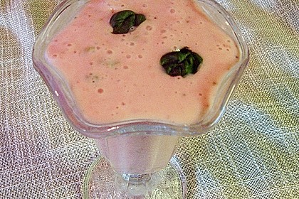 Erdbeer - Joghurt - Bananen - Shake mit Basilikum