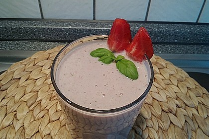 Erdbeer - Joghurt - Bananen - Shake mit Basilikum 3