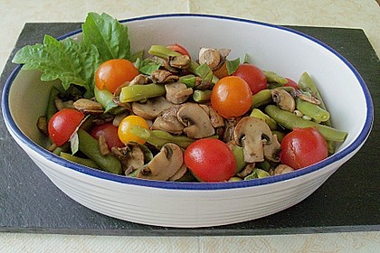 Salat aus marinierten gr&uuml;nen Bohnen mit Pilzen, Tomaten und Basilikum