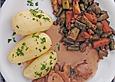 Kalbsragout mit gr&uuml;nem und wei&szlig;en Spargel