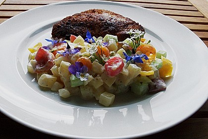 Frischer Kartoffelsalat in leichter  Sauce
