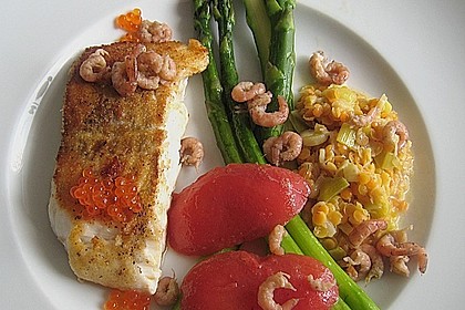 Kabeljaufilet mit Krabben und Kaviar an Lauchlinsen, gr&uuml;nem Spargel und Tomatenfilets 4