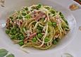 Spaghetti mit Erbsen und Schinken in Oberssauce