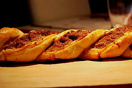Bl&auml;tterteigzopf mit Hackfleisch