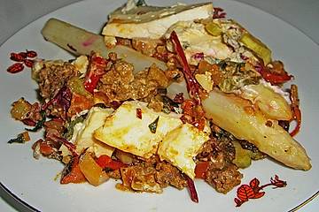 Spargel auf Kräuter- und Gemüsebett