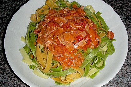 Gr&uuml;ne Nudeln mit Schinken, Tomaten und Muskat