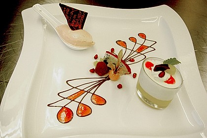 Kokoscreme aus Bio - Joghurt  mit Ananasragout im Glas