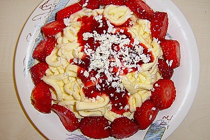 Spaghettidessert mit frischen Erdbeeren