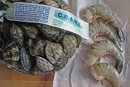 Duett von Venusmuscheln und Garnele in Kapernsauce auf Tonnarelli mit Sepiatinte