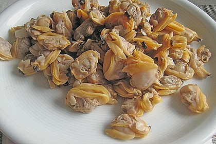 Duett von Venusmuscheln und Garnele in Kapernsauce auf Tonnarelli mit Sepiatinte 1