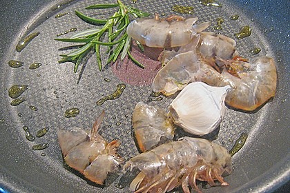 Duett von Venusmuscheln und Garnele in Kapernsauce auf Tonnarelli mit Sepiatinte 3
