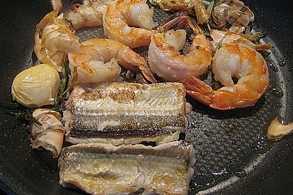 Duett von Venusmuscheln und Garnele in Kapernsauce auf Tonnarelli mit Sepiatinte 4