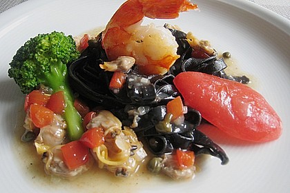 Duett von Venusmuscheln und Garnele in Kapernsauce auf Tonnarelli mit Sepiatinte 5