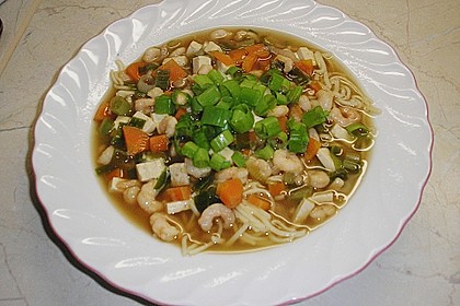Japanische Nudelsuppe mit Tofu und Garnelen