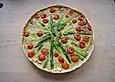 Gr&uuml;ne Quiche mit Spargel, Fr&uuml;hlingszwiebeln und Petersilie