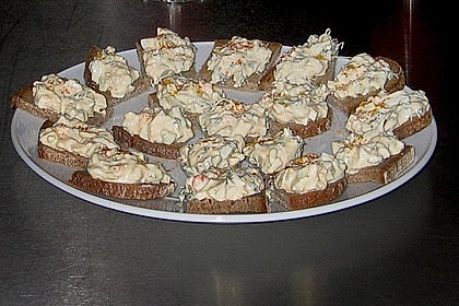 Eieraufstrich auf Bauernbrot