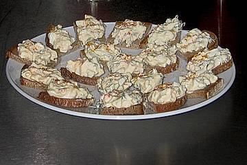 Eieraufstrich auf Bauernbrot