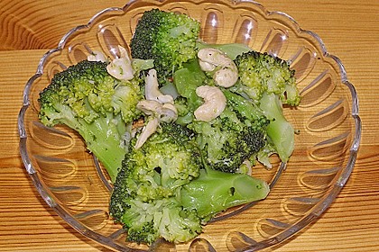 Brokkolisalat 6