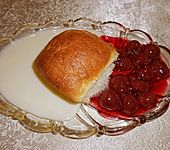 Marzipan - Buchteln mit Kirschen (Bild)