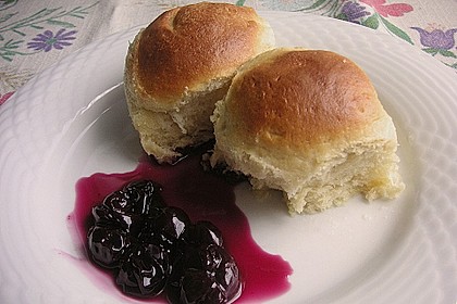 Marzipan - Buchteln mit Kirschen 1