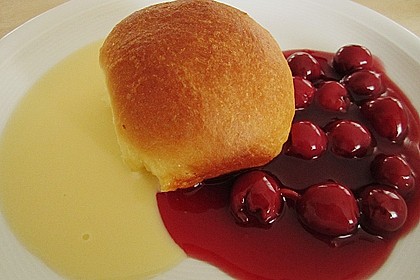 Marzipan - Buchteln mit Kirschen