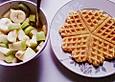 Leichte Waffeln mit Obstsalat