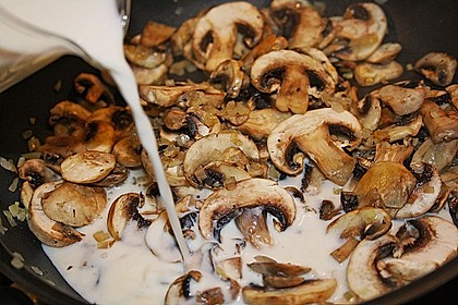 Champignon - K&auml;se - Sauce auf Spaghetti