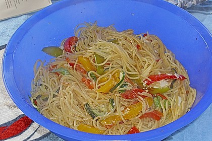 Gegrilltes Gem&uuml;se auf einem Pastabett