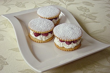 M&uuml;rbeteigpl&auml;tzchen mit  Himbeeren und Schlagsahne