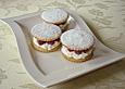 M&uuml;rbeteigpl&auml;tzchen mit  Himbeeren und Schlagsahne
