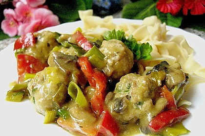 Hackkl&ouml;&szlig;chen in bunter Currysauce