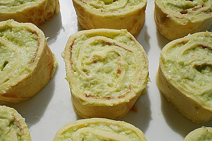 Cr&ecirc;pesr&ouml;llchen mit gr&uuml;ner Spargelf&uuml;llung