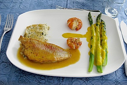 Rotbarbenfilets auf Risottomedaillon und Riesengarnele mit gef&uuml;llten Zucchini an zweierlei Sauce