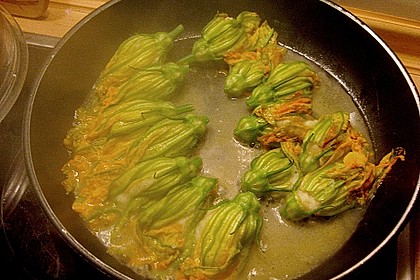 Rotbarbenfilets auf Risottomedaillon und Riesengarnele mit gef&uuml;llten Zucchini an zweierlei Sauce 1