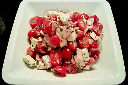 Tomaten - Wurst - Salat mit Schafk&auml;se