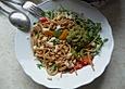Rustikale Pasta mit Speck, bunten Paprikaschoten und Pesto