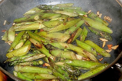 Gr&uuml;ner gebratener Spargel