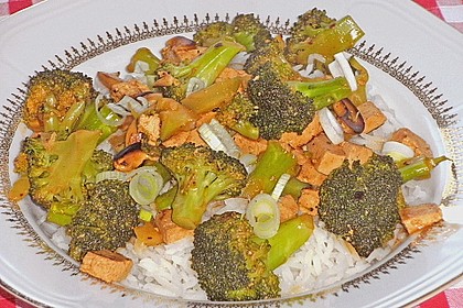 Brokkoli, Tofu und Cashewn&uuml;sse in s&uuml;&szlig; - saurer Sauce