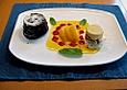Schokoladent&ouml;rtchen mit Vanilleparfait und Orangenragout