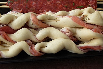 Gegrillte Teigspieße mit Bacon und Knoblauch 13