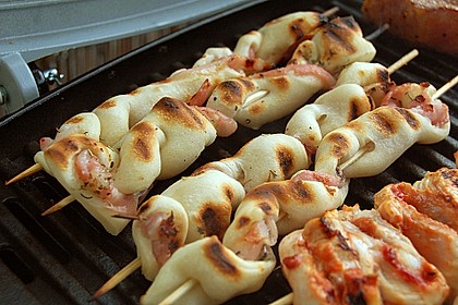 Gegrillte Teigspieße mit Bacon und Knoblauch 10