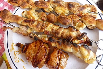 Gegrillte Teigspieße mit Bacon und Knoblauch 24