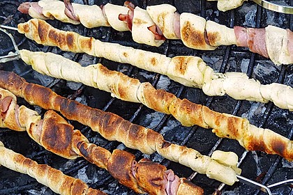 Gegrillte Teigspieße mit Bacon und Knoblauch 11