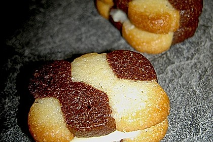 Schwarz - Wei&szlig; - Geb&auml;ck mit Eierlik&ouml;rcreme