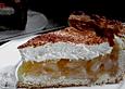 Apfeltorte mit Sahne und Zimt