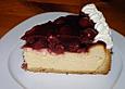 K&auml;sekuchen mit Kirschen